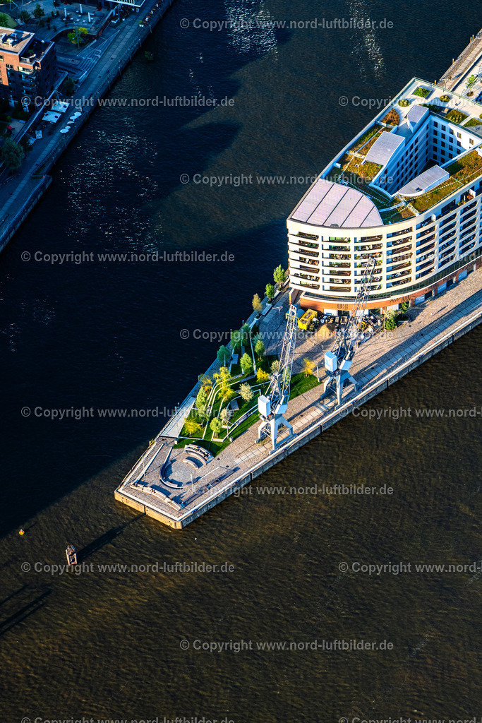 Hamburg_Hübenerkai_Strandhöft_Strandkai_Hafencity_ELS_8957160625 | HAMBURG 16.06.2025 Mehrfamilienhaus- Wohnanlage der " DC DEVELOPMENTS GMBH & CO. KG " am Strandkai im Ortsteil HafenCity in Hamburg, Deutschland. Weiterführende Informationen bei: AUG. PRIEN Immobilien  Gesellschaft für Projektentwicklung mbH,  DC Developments GmbH & Co. KG,  Hadi Teherani Architects GmbH,  Ingenhoven architects GmbH,  KoHa Bauausführungen und Immobilien GmbH,  LRW Architekten und Stadtplaner Loosen, Rüschoff + Winkler  PartG mbB,  leonwohlhage Gesellschaft von Architekten mbH. // Multi-family residential complex of "DC DEVELOPMENTS GMBH & CO. KG" on Strandkai in the HafenCity district of Hamburg, Germany. Further information at: AUG. PRIEN Immobilien  Gesellschaft fuer Projektentwicklung mbH,  DC Developments GmbH & Co. KG,  Hadi Teherani Architects GmbH,  Ingenhoven architects GmbH,  KoHa Bauausfuehrungen und Immobilien GmbH,  LRW Architekten und Stadtplaner Loosen, Rueschoff + Winkler  PartG mbB,  leonwohlhage Gesellschaft von Architekten mbH. Foto: Martin Elsen