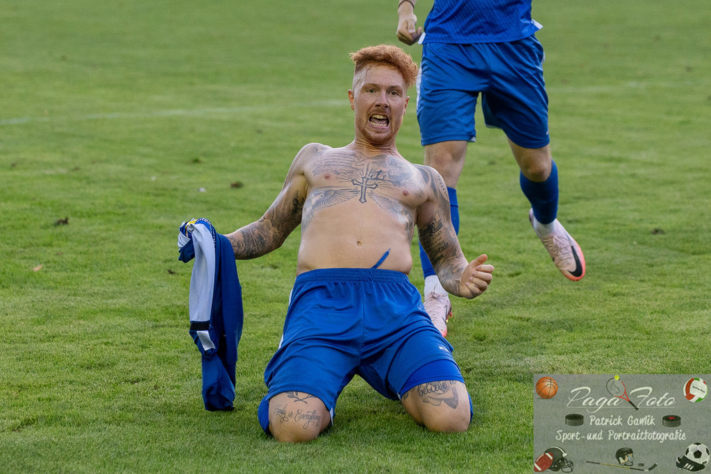 Hessenliga: Türk Gücü Friedberg - FC Eddersheim, 09.08.2024 | Noah Michel (Türk Gücü Friedberg #33) jubelt ohne Trikot nach seine mTor zum 5:3, Türk Gücü Friedberg - FC Eddersheim, Friedberg, Städtischer Sportplatz, 9.8.2024 - Realisiert mit Pictrs.com