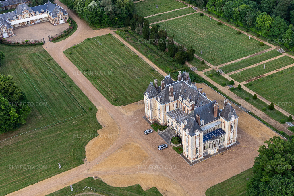 Aerial view: Le Domaine de La Pierre in Coudrecieux in the state Sarthe, France.Photo: IMG_132419.jpg taken on 06/14/2022 by Werner Riehm/FLY-FOTO.comResolution of the original: 5073 x 3382 pxDomaine de la Pierre