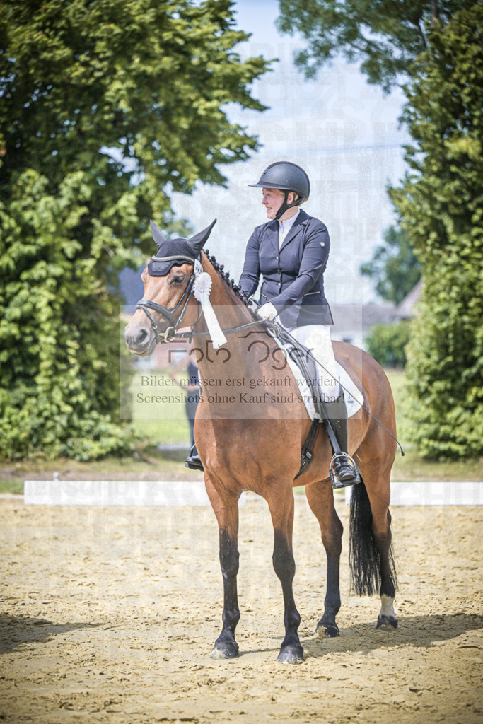DOS_0300 | Entdecke hochwertige Reitturnierfotos von Foto Oger. Professionell, emotional und authentisch – jetzt Lieblingsmomente im Shop bestellen.Deutschlandweite Turnierfotografie. - Realisiert mit Pictrs.com
