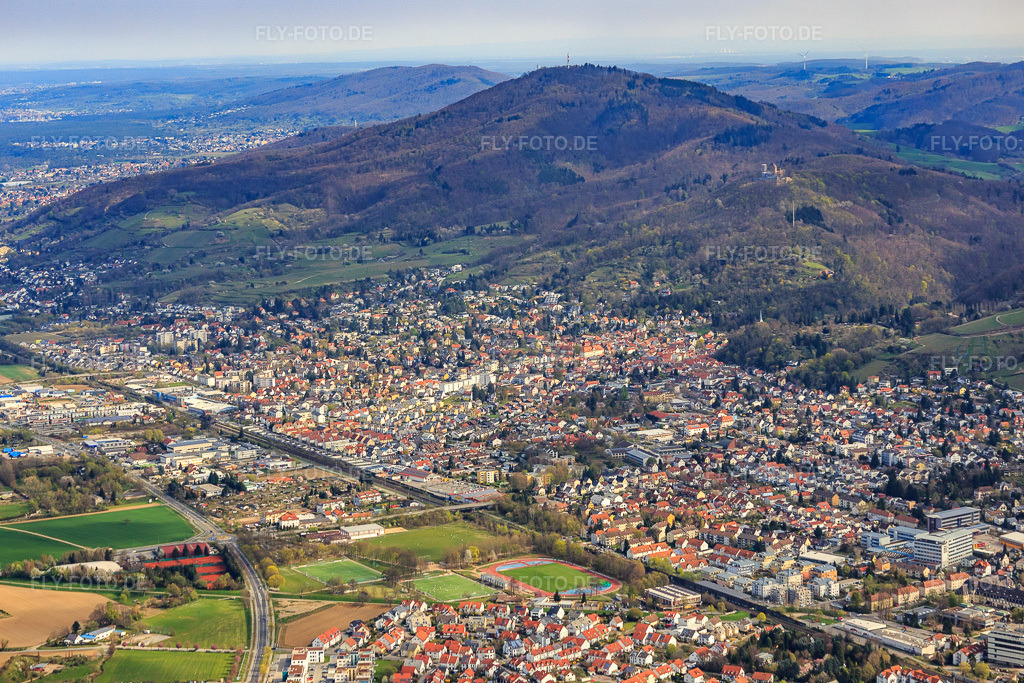 Luftbild: Stadtübersicht zu Füßen des Melibokus aus Süden im Ortsteil Auerbach in Bensheim im Bundesland Hessen in Deutschland. Foto: IMG_077072.jpg vom 12.04.2015 durch Werner Riehm/FLY-FOTO.de