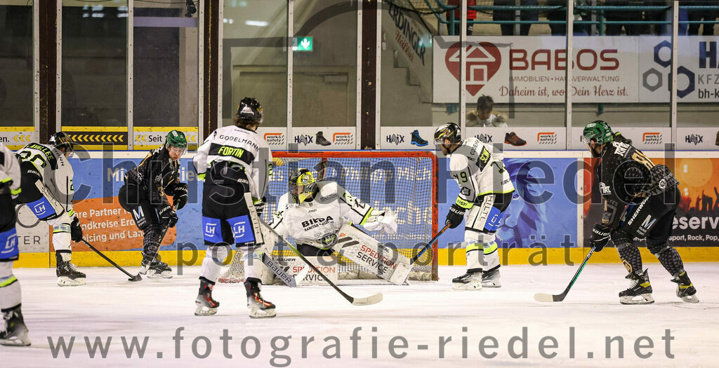 2024-02-23_029_TSV_Erding_gegen_ERSC_Amberg | Erding, Deutschland, 23.02.2024:
Eishockey, Bayernliga Playoffs 2023 / 2024, 3. Spieltag, TSV Erding gegen ERSC Amberg, Endergebnis: 2:3 n. V.

Hunter Fortin (ERSC Amberg, #22), Torwart Timon Bätge (ERSC Amberg, #31), Kevin Schmitt (ERSC Amberg, #19), Maximilian Forster (Erding Gladiators, #81)

Foto: Christian Riedel / fotografie-riedel.net