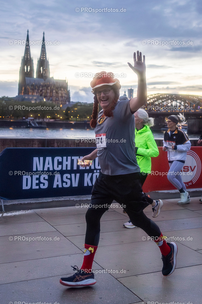 23. ASV Nachtlauf; Koeln, 13.05.26 | Impressionen vom 23. ASV Nachtlauf am 13.05.26 am Tanzbrunnen in Koeln. Foto: BEAUTIFUL SPORTS/Leah Kohring