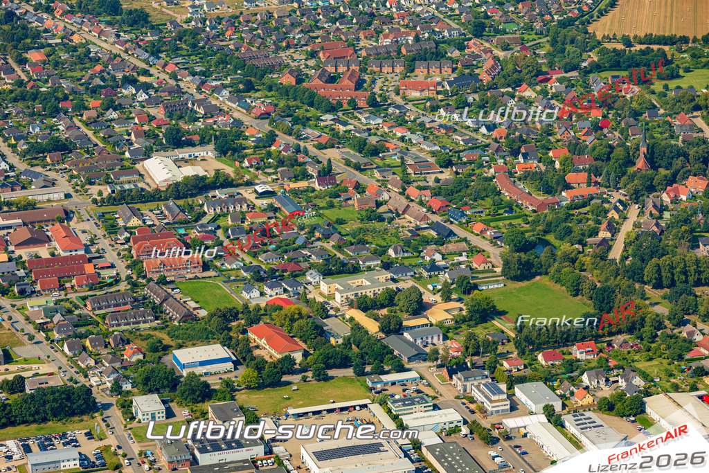 Stadt Pampow von Oben- Die Luftaufnahme wurde 2025 vom UL-Flugzeug heraus erstellt ( keine Drohnenaufnahme ) - Hochauflösende Luftaufnahme - für Wandbilder und großformatige Ausdrucke geeignet. Das besondere Geschenk!Hier alle&nbsp;Infos zur Lizenzierung der LuftaufnahmeWir fliegen auch dieses Jahr wieder in Ihre Region um Luftbilder zu erstellen.- Luftbild anfragen