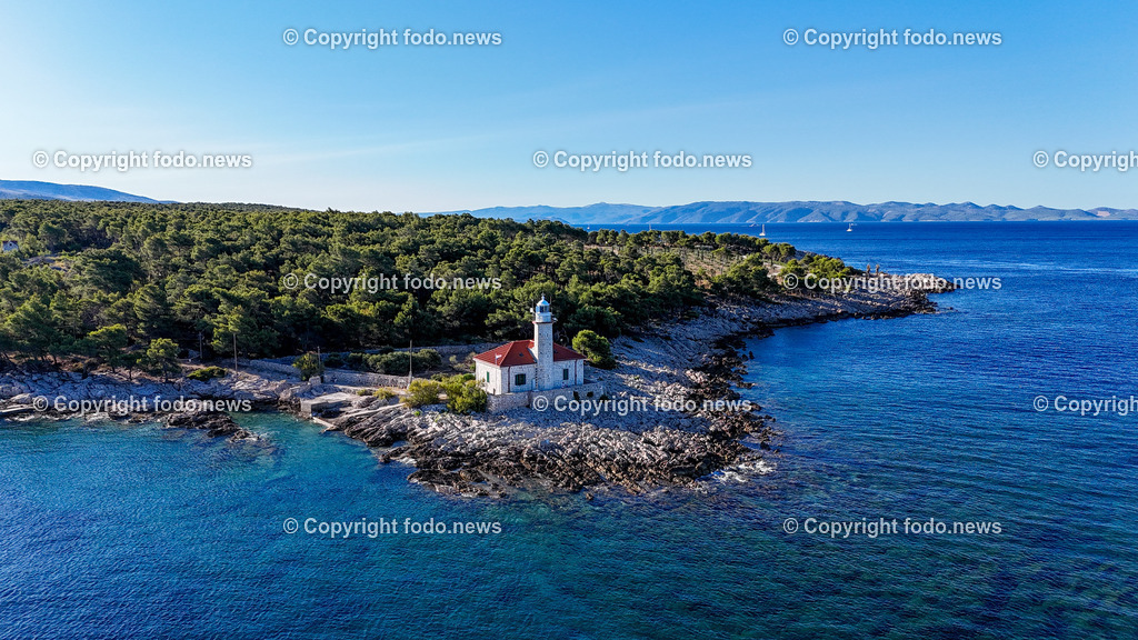 Kroatien_ Brac_ Insel in Dalmatien_ Milna_ 18.07.2025-11 | 18.07.2025, Kroatien, HRV, Brac, Insel in Dalmatien, Milna im Bild Themenbild, Leuchtturm Razanj an der Westseite von Brac und weist Schiffen den Weg durch die Splitska vrata, einen der belebtesten dalmatinischen Kanaele, Luftaufnahme, Drohne, Feature, Symbolbild