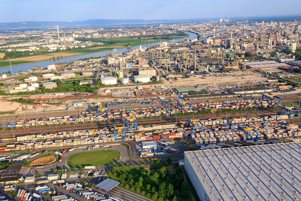 Luftbild: Güterbahnhof und Warenlager BASF Y130 der BASF von Nordwesten im Ortsteil BASF in Ludwigshafen im Bundesland Rheinland-Pfalz in Deutschland. Foto: IMG_088231.jpg vom 09.05.2016 durch Werner Riehm/FLY-FOTO.de