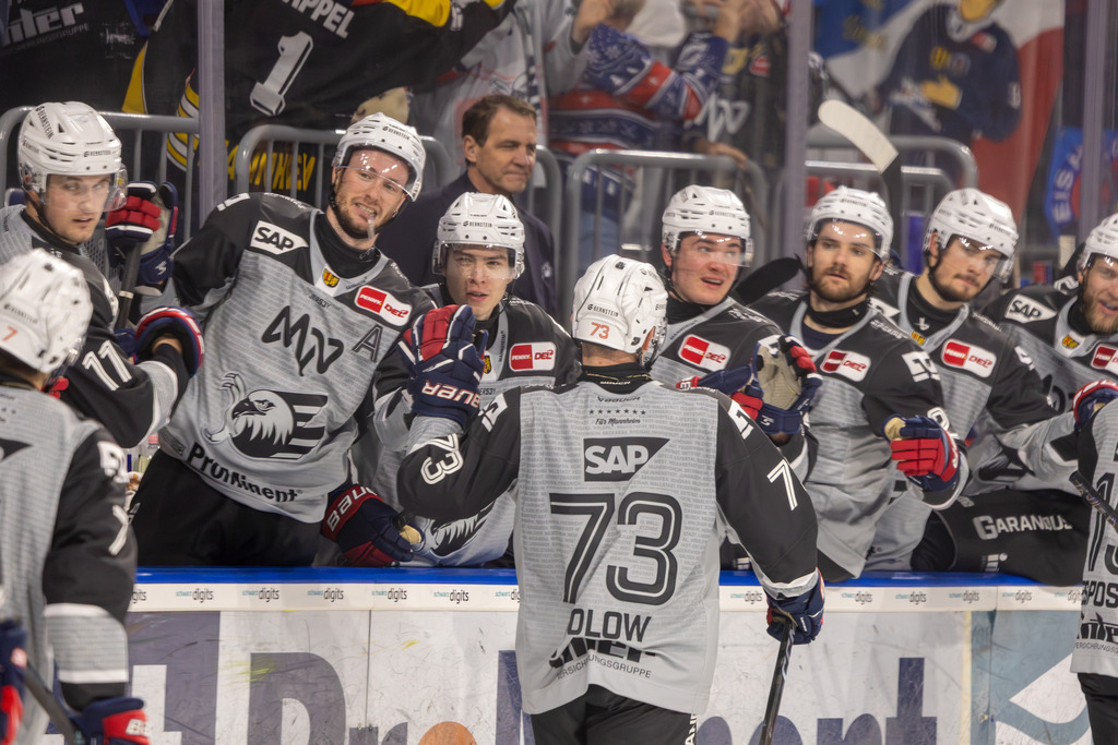DEL, Deutsche Eishockey Liga Saison 2025/26, 26. Spieltag: Adler Mannheim gegen Augsburger Panther | DEL, Deutsche Eishockey Liga Saison 2025/26, 26. Spieltag: Adler Mannheim gegen Augsburger Panther***Bild: Jubel bei den Adlern nach Tor - Realisiert mit Pictrs.com