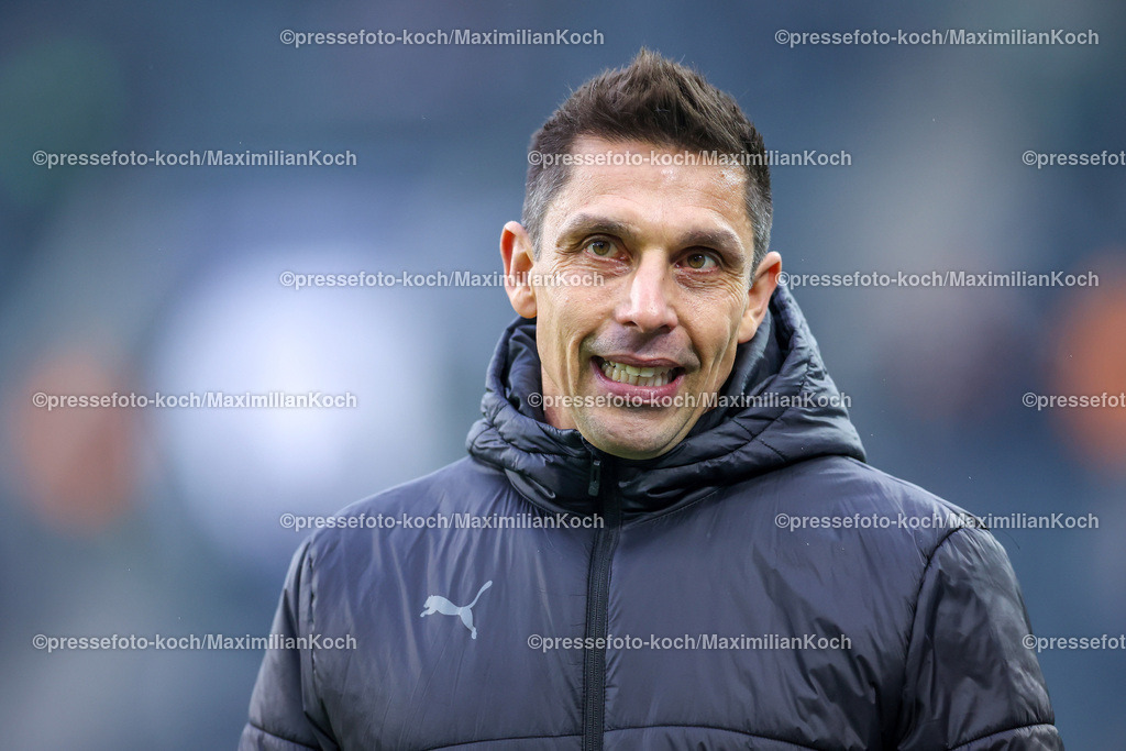 BMG14122401002 | 14.12.2024, Fußball, Borussia Mönchengladbach - Holstein Kiel, 1. Fußball Bundesliga, Borussia-Park, Saison 2024 2025: Cheftrainer Marcel Rapp (Trainer Kiel)DFB regulations prohibit any use of photographs as image sequences and or quasi-video.