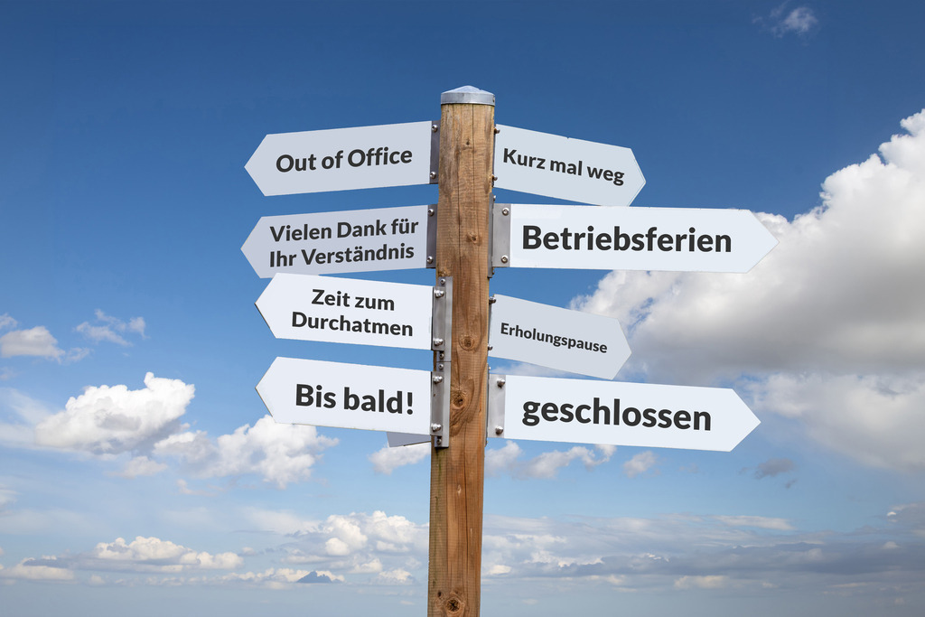 Betriebsferien Symbolbild: Wegweiser vor blauem Himmel | (Fotomontage) Freigestellter Wegweiser vor blauem Himmel zeigt in verschiedene Richtungen mit Begriffen zum Thema BETRIEBSFERIEN - Realisiert mit Pictrs.com
