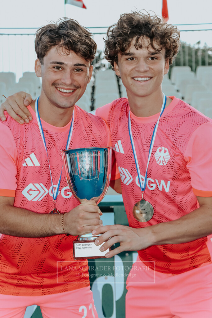 EM_MU18_F_GER-BEL_Lille_bearbeitet_Pokalbilder (96 von 137) | lanaschraderfotografie - Realisiert mit Pictrs.com