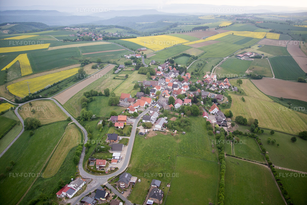 Luftbild: Ortsansicht im Ortsteil Großenberg in Bad Pyrmont im Bundesland Niedersachsen in Deutschland. Foto: IMG_079662.jpg vom 25.05.2015 durch Werner Riehm/FLY-FOTO.de