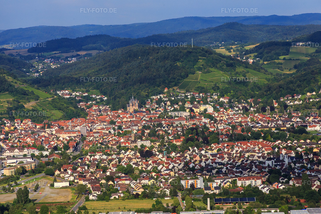 Luftbild: Stadtansicht mit Kirche St. Peter am Odenwald-Rand von Westen unterhalb der Weinberge in Heppenheim im Bundesland Hessen in Deutschland. Foto: IMG_090638.jpg vom 04.07.2016 durch Werner Riehm/FLY-FOTO.de