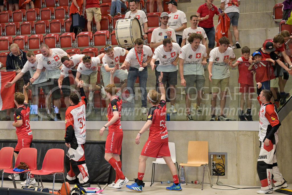 3v3 World Floorball Championships 2025 - Medal Ceremony | Swiss players celebrating with supporters, during 3v3 World Floorball Championships 2025, Switzerland: 03.05.2025, Winterthur, AXA ArenaEvent page: <a href="https://www.u19wfc2025.ch/">www.u19wfc2025.ch</a>Credit: Markus Aeschimann, <a href="https://markus-aeschimann.ch">markus-aeschimann.ch</a>Instagram: <a href="https://instagram.com/sportfotografie.aeschimann">@sportfotografie.aeschimann</a> - Realisiert mit Pictrs.com