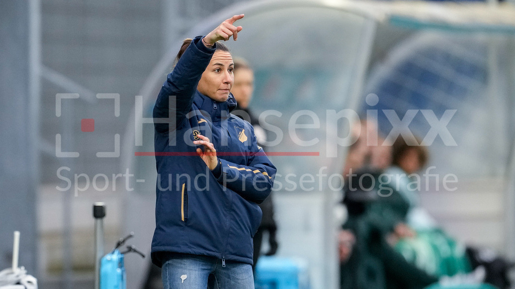 Fussball, Google Pixel Frauen-Bundesliga, TSG 1899 Hoffenheim - SV Werder Bremen | Eva-Maria Virsinger (Cheftrainerin, Trainerin, TSG), gibt Anweisungen, gestikuliert, mit den Armen gestikulieren, Einzelbild, Einzelfoto, Aktion, Action, 01.02.2026, Sinsheim (Hoffenheim)  (Deutschland), Fussball, Google Pixel Frauen-Bundesliga, TSG 1899 Hoffenheim - SV Werder Bremen, DFB/DFL REGULATIONS PROHIBIT ANY USE OF PHOTOGRAPHS AS IMAGE SEQUENCES AND/OR QUASI-VIDEO., DIE DFB-RICHTLINIEN UNTERSAGEN JEGLICHE NUTZUNG VON FOTOS ALS SEQUENZBILDER UND/ODER VIDEOÄHNLICHE FOTOSTRECKEN. DFB REGULATIONS PROHIBIT ANY USE OF PHOTOGRAPHS AS IMAGE SEQUENCES AND/OR QUASI-VIDEO.
