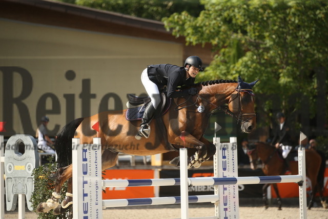 Waiblingen_2022_Stil-Springen_Kl.M_Qualifikation_Nürnberger-Burgpokal_Fabian Herre_Marnix van de Leeuwerk (4) | Alle Fotos der Reiterjournal Fotografin Doris Matthaes im Reiterjournal Online-Fotoshop. - Realisiert mit Pictrs.com
