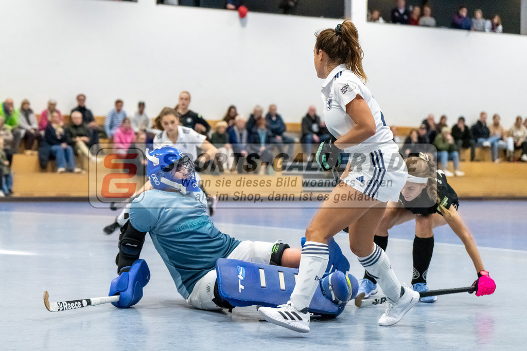 HK_20241201_109535 | 1. Bundesliga Halle Damen Düsseldorfer HC - Schwarz Weiss Köln am 1.12.2024 DHC, Düsseldorf , Anna Schruff ( Schwarz Weiss Köln #4 ) , Tessa Schubert ( Düsseldorfer HC #28 )