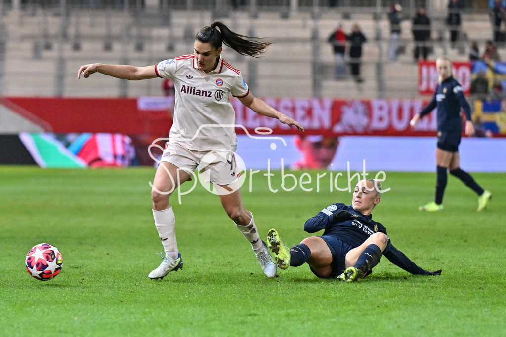 FC Bayern München Frauen - Juventus Turin Frauen | im Duell Jovana DAMNJAVOVIC (FCB #9) und Hanna BENNISON (Juventus FC Frauen 15) / Zwekampf / Womens Champions League: FC Bayern Frauen - Juventus FC, FC Bayern Campus am 12.12.2024