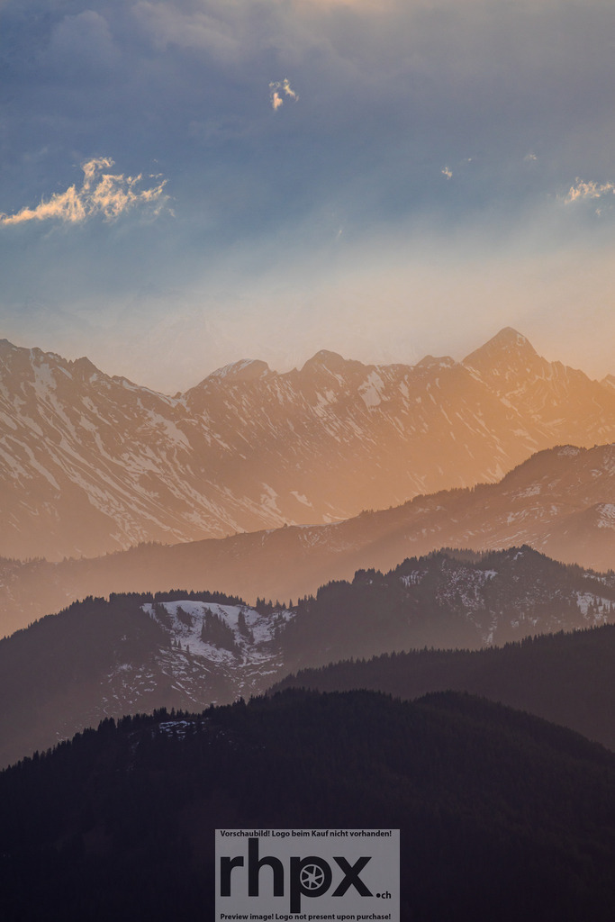Goldene Bergsilhouetten | <p><strong>Licht. Tiefe. Geborgenheit.</strong></p>
<p>Sanfte Goldtöne umspielen die majestätischen Silhouetten der Bergketten und schaffen eine Atmosphäre voller Ruhe. Dieses Motiv fängt die schier endlose Weite der Alpen in einem flüchtigen, magischen Moment ein.</p>
<p>Wähle unter "Produktauswahl" dein Wunschformat: Vom klassischen Wandbild über Puzzle & Tassen bis zum digitalen Download (z.B. als Handy-Hintergrund).</p>
<br> - Realisiert mit Pictrs.com