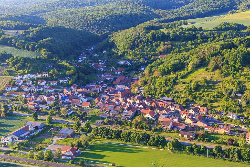 Luftbild: Dorfansicht an der B26 aus Süden im Ortsteil Steinbach in Ebelsbach im Bundesland Bayern in Deutschland. Foto: IMG_100119.jpg vom 26.05.2017 durch Werner Riehm/FLY-FOTO.de