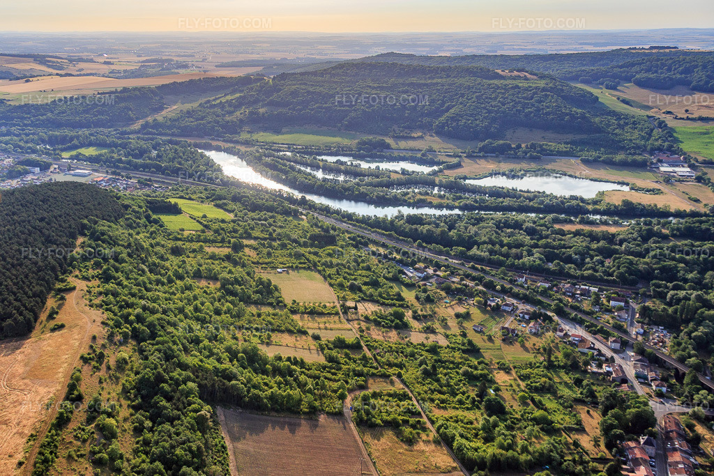 Aerial view: View of the town from the southwest in Arnaville in the state Meurthe et Moselle, France.Photo: IMG_083244.jpg taken on 07/12/2015 by Werner Riehm/FLY-FOTO.comResolution of the original: 4893 x 3262 px