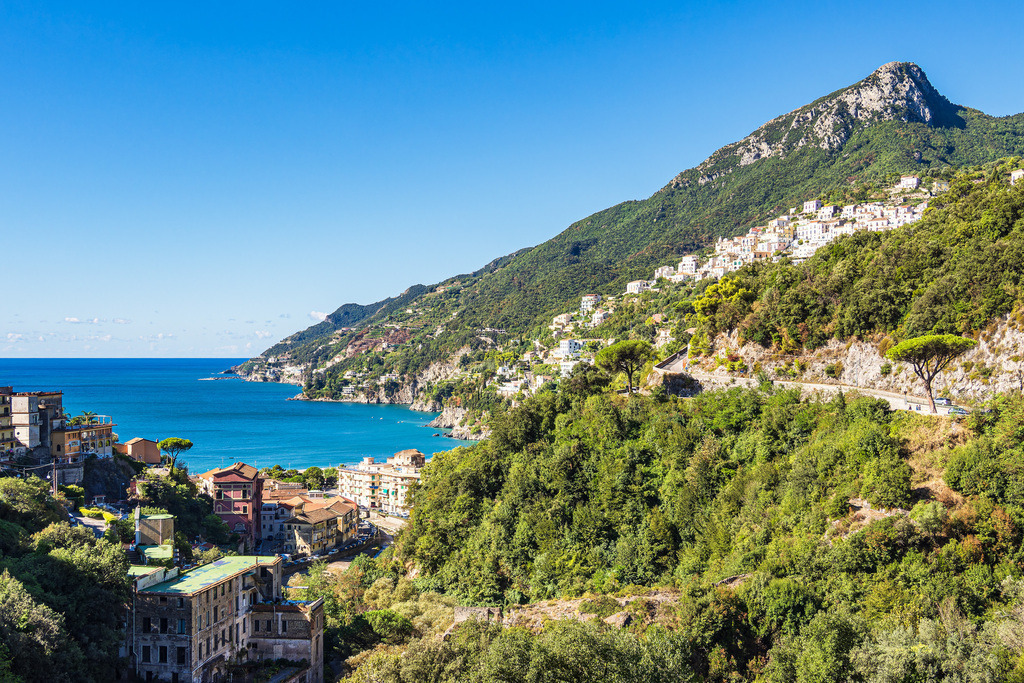 Blick auf die Stadt Vietri sul Mare an der Amalfiküste in Italien | Blick auf die Stadt Vietri sul Mare an der Amalfiküste in Italien.