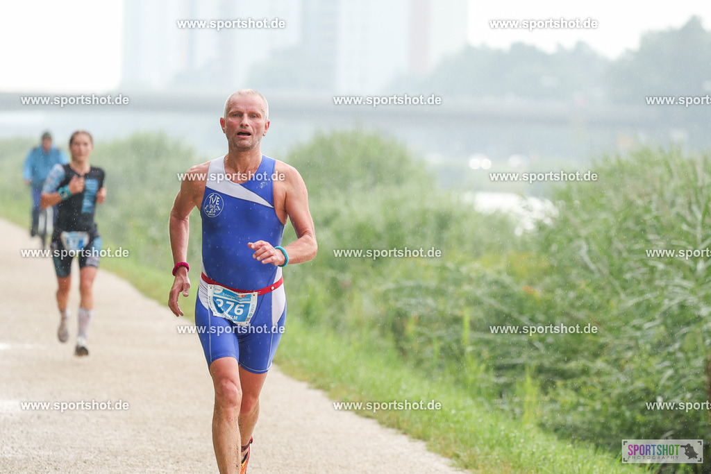 LUR_1264 | 34. M-net Erlanger Triathlon 2025 #erlangertriathlon  #mnettriathlon2025 #mnettriathlon #team #olympischedistanz #mitteldistanz #triathlon #maindonaukanal  #erlangertriathlon2025 #yourpictrs #tv1848 #tv1848erlangen  #triathlonbayern #sportinerlangen #demsportverbunden #sportshot_your_pictrs Copyright: www.sportshot.de