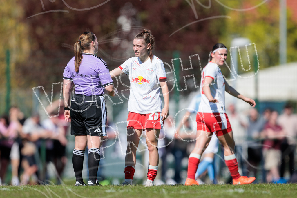Gipfeltreffen der Frauen: Finale um den Sachsenlotto Landespokal 2026 | Am 1. Mai 2026 trafen im Endspiel des Sachsenlotto Landespokals die Frauen des Chemnitzer FC und die zweite Mannschaft von RasenBallsport Leipzig aufeinander. Vor stimmungsvoller Kulisse kämpften beide Teams ab 15:00 Uhr um die begehrte Trophäe des sächsischen Fußballs. Diese Galerie zeigt die Highlights, packende Zweikämpfe und die emotionalsten Momente des Finaltags. - Realisiert mit Pictrs.com