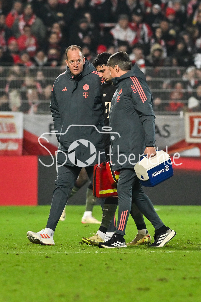 1. FC Union Berlin - FC Bayern München | BERLIN, GERMANY - 03. DECEMBER: der verletzte Aleksandar PAVLOVIC (FC Bayern Munich 45) muss ausgewechselt werden während dem Match zwischen dem 1. FC Union Berlin und dem FC Bayern München beim Achtelfinale des DFB-Pokales im Stadion an der alten Försterei