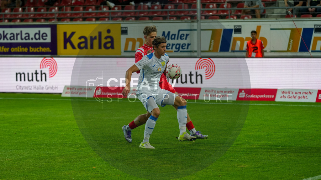 Fußball, Herren, Saison 2025/2026, Regionalliga Nordost, 5. Spieltag, Hallescher FC vs. FSV 63 Luckenwalde, Dienstag 26.08.2025, Leuna-Chemie-Stadion Halle, | Fußball, Herren, Saison 2025/2026, Regionalliga Nordost, 5. Spieltag, Hallescher FC vs. FSV 63 Luckenwalde, Dienstag 26.08.2025, Leuna-Chemie-Stadion Halle, Im Bild: Phillip König (weiß Luckenwalde) und Felix Langhammer (rot, Halle) - Realisiert mit Pictrs.com