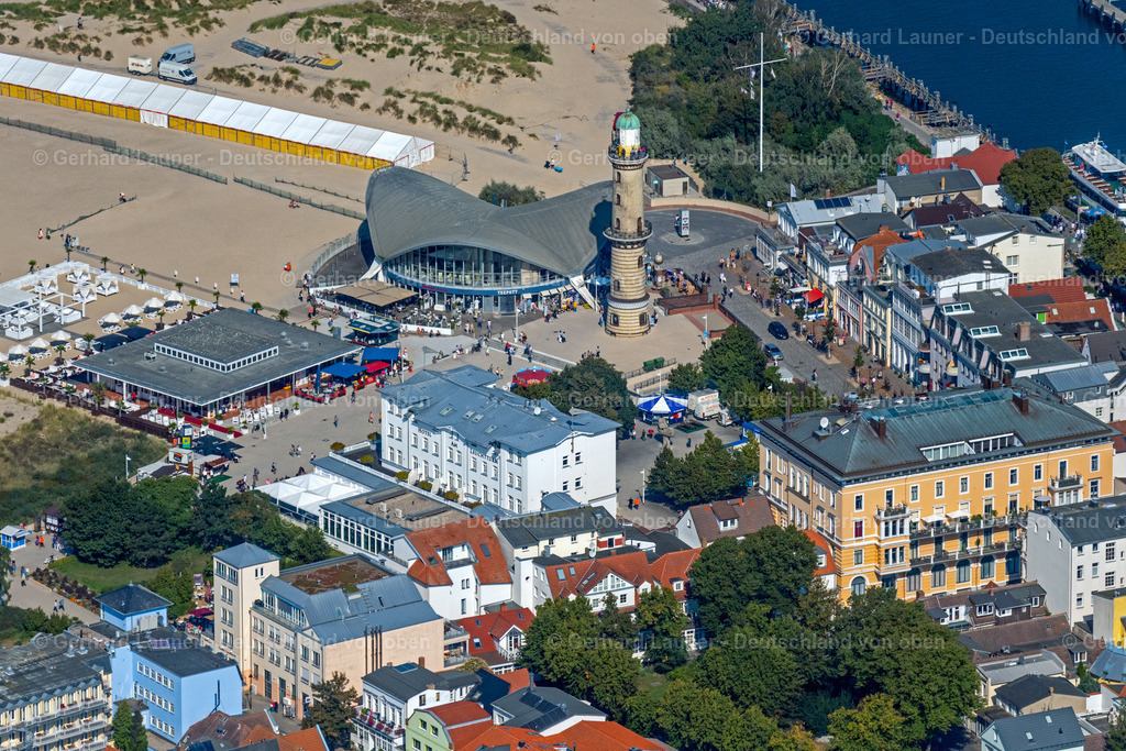4061985 | Warnemünde 08.09.2021 Tische und Sitzbänke der Freiluft- Gaststätten Gebäude - Ensemble Leuchtturm - Teepott am Sandstrand im Ortsteil Warnemünde in Rostock im Bundesland Mecklenburg-Vorpommern, Deutschland. Weiterführende Informationen bei: Teepott-Restaurant,  w.Holz GmbH Gastronomie &amp; Catering-Team. // Tables and benches of open-air restaurants building - Ensemble Leuchtturm - Teepott in the district Warnemuende in Rostock in the state Mecklenburg - Western Pomerania, Germany. Further information at: Teepott-Restaurant,  w.Holz GmbH Gastronomie &amp; Catering-Team. Foto: Gerhard Launer