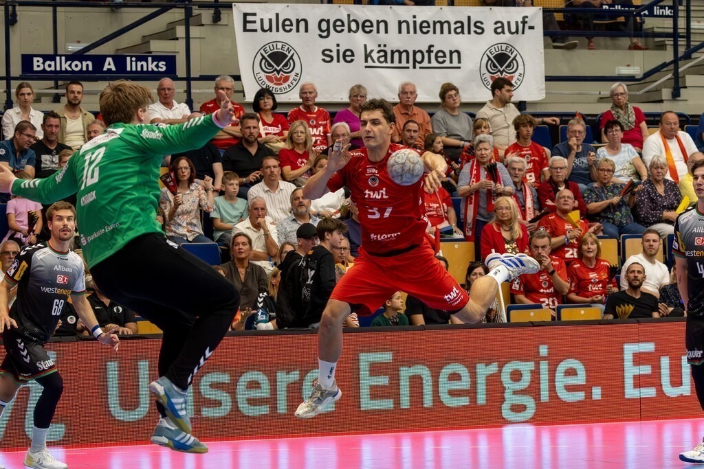 2. HBL (Handball-Bundesliga), Saison 2025/26, 1. Spieltag: Eulen Ludwigshafen gegen TUSEM Essen***Bild: Tor von Finn-Lukas Leun (37, Ludwigshafen) | 2. HBL (Handball-Bundesliga), Saison 2025/26, 1. Spieltag: Eulen Ludwigshafen gegen TUSEM Essen***Bild: Tor von Finn-Lukas Leun (37, Ludwigshafen) - Realisiert mit Pictrs.com
