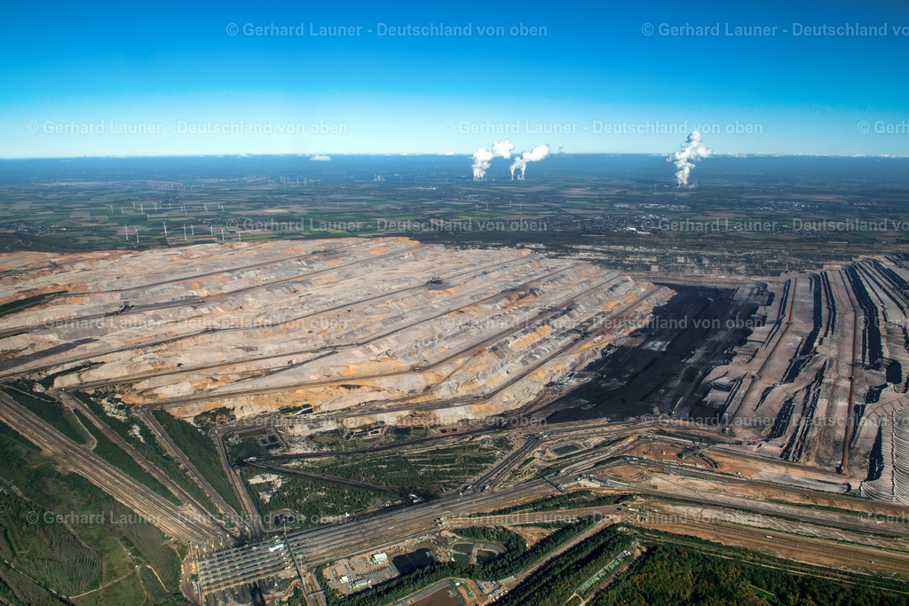 3704445 | ELSDORF 14.10.2017 Landschafts Strukturen der Abraum Flächen des Braunkohle Tagebau Niederzier in Hambach in Nordrhein-Westfalen, dem größten von der RWE Power AG (ehemals Rheinbraun AG) zur Förderung von Braunkohle betriebene Tagebau. Weiterführende Informationen bei: RWE AG. // Niederzier coal mine in Hambach in North Rhine-Westphalia. Further information at: RWE AG. Foto: Gerhard Launer