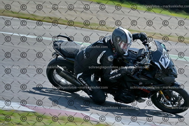26BT02-1063 | markuskiefer.com - Realisiert mit Pictrs.com