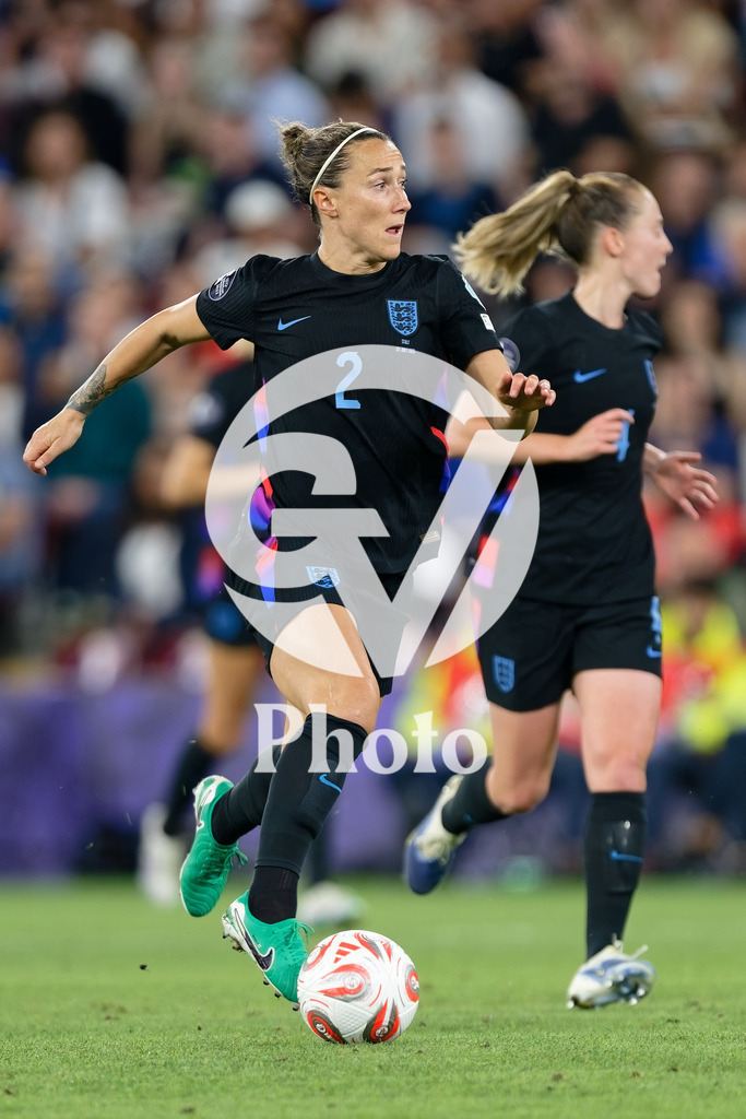 England v Italy - UEFA Women's EURO 2025 Semi-Final | GENEVA, SWITZERLAND - JULY 22: Lucy Bronze of England controls the ball  during the UEFA Women's EURO 2025 Semi-Final match between England and Italy at Stade de Geneve on July 22, 2025 in Geneva, Switzerland. (Photo by Giuseppe Velletri/Sports Press Photo/Getty Images)