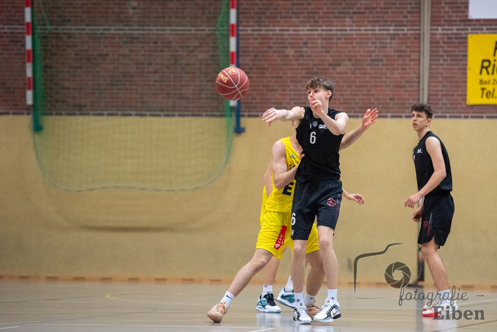 Baskets Juniors/TSG Westerstede-Rasta Vechta 3 | 1. Basketball-Regionalliga; Baskets Juniors/TSG Westerstede (gelb) - Rasta Vechta 3 (schwarz) am 18.01.2025 in Westerstede (Hössensporthalle), Photo: Philip Eiben 2025 - Realisiert mit Pictrs.com