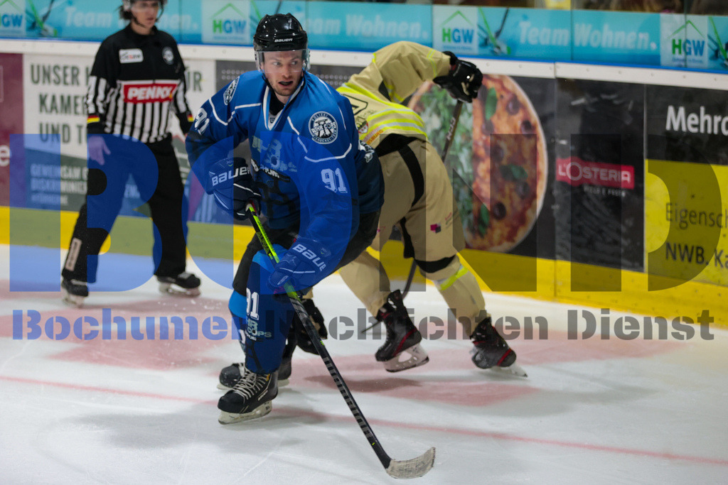 Benefiz-Eishockeyspiel der Polizei Bochum gegen die feuerwehr Duisburg {date} -  | {headline}



(Foto: Sebastian Sendlak / BOND)

 - Realisiert mit Pictrs.com