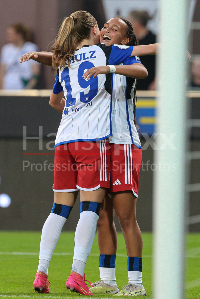 Fussball, DFB-Pokal Frauen, FC St. Pauli - Hamburger SV | v.li.: Torschützin Victoria Schulz (Hamburger SV, 19) und Lisa Baum (Hamburger SV, 11) mit Torjubel, Jubel, jubeln, jubelt, optimistisch, Spielszene, Highlight, Freude über das Tor zum 0:5, DIE DFB-RICHTLINIEN UNTERSAGEN JEGLICHE NUTZUNG VON FOTOS ALS SEQUENZBILDER UND/ODER VIDEOÄHNLICHE FOTOSTRECKEN. DFB REGULATIONS PROHIBIT ANY USE OF PHOTOGRAPHS AS IMAGE SEQUENCES AND/OR QUASI-VIDEO.