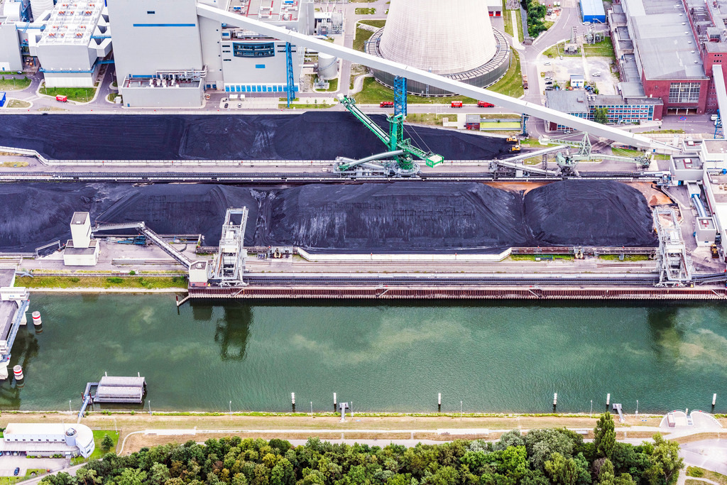 dr__0010722.jpg | KARLSRUHE 15.07.2017 Lagerfläche für Steinkohle am EnBW Energie Baden-Württemberg AG, Rheinhafen-Dampfkraftwerk Karlsruhe an der Fettweisstraße im Ortsteil Daxlanden in Karlsruhe im Bundesland Baden-Württemberg, Deutschland. Weiterführende Informationen bei: E.ON Energie Deutschland GmbH. // Storage area for coal in the district Daxlanden in Karlsruhe in the state Baden-Wuerttemberg, Germany. Involved is: E.ON Energie Deutschland GmbH. Foto: Daniel Reiter