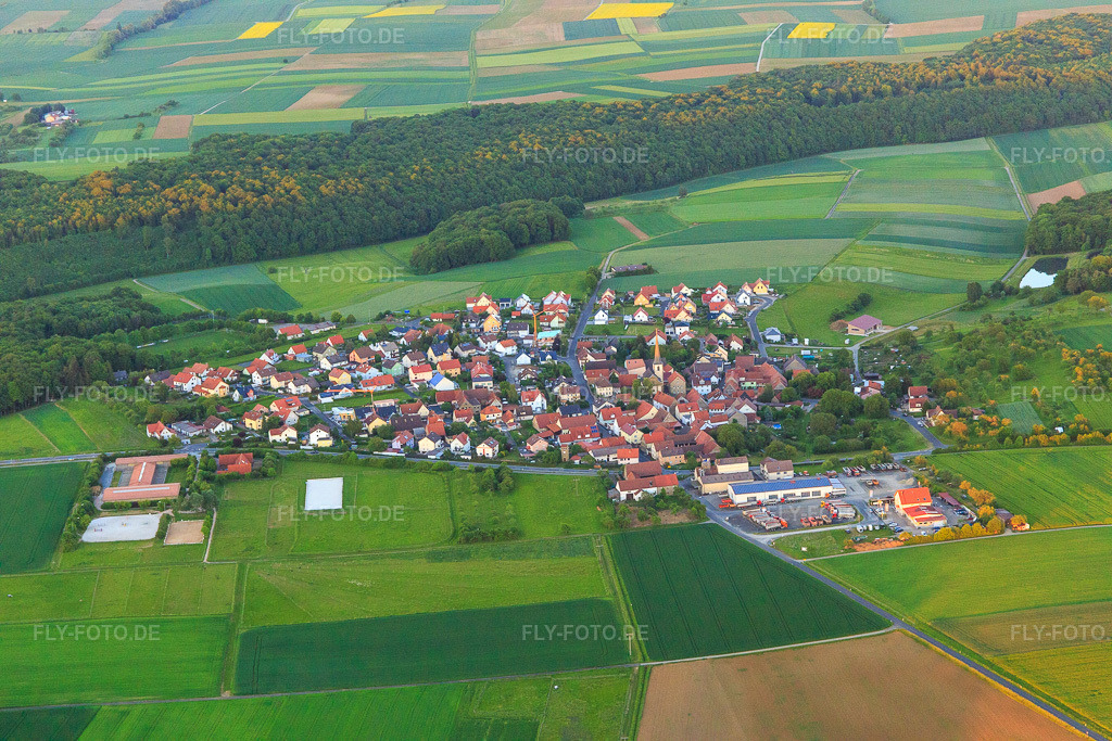 Luftbild: Dorf - Ansicht aus Westen mit The Savvy Center - Joshua Burke und Nina Gassner und Kfz-Weis GmbH & Co.KG im Ortsteil Brebersdorf in Wasserlosen im Bundesland Bayern in Deutschland.Foto: IMG_099941.jpg vom 25.05.2017 durch Werner Riehm/FLY-FOTO.deDas Natural Horsemanship Center im Norden Bayerns - The Savvy CenterReparatur | Kfz-Weis.de | Germany Autokauf Wasserlosen Autogas Kfz-Reparaturen E-Bikes EBIKES Rotwild Haibike Winora Riese & Müller Bikefitting