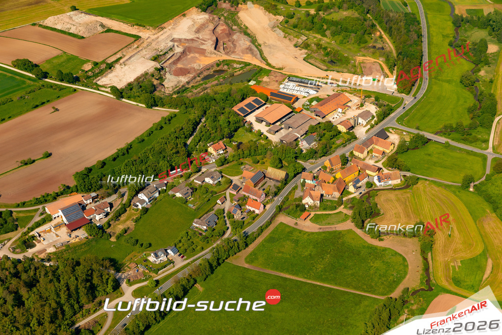Das Luftbild zeigt : Oberniederndorf Emskirchen - Die Luftaufnahme wurde 2024 vom UL-Flugzeug aus erstellt ( keine Drohne ) - Hochauflösende Luftaufnahme - Für grossformatige Ausdrucke geeignet. Die Geschenkidee !Mit Lizenz und Bildrechte bestellbar