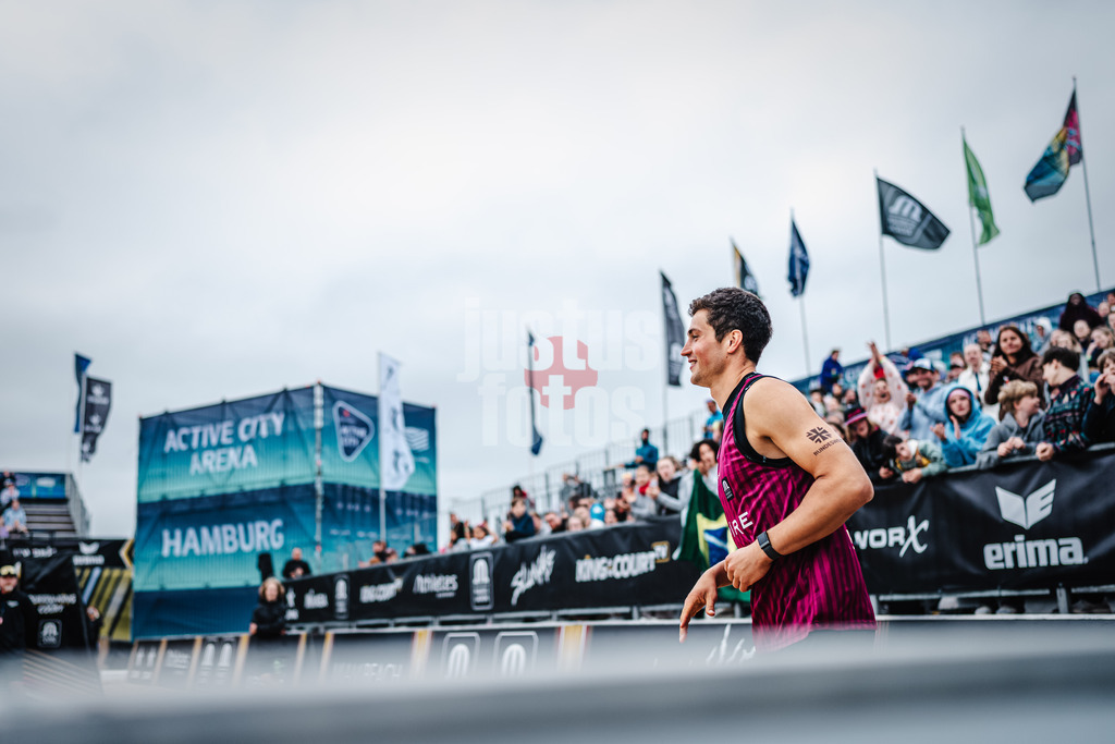 Beachvolleyball | Männer | Queen and King of the Court | Hamburg | 02.06.2024 | Sven Winter beim Einlauf in die Arena
