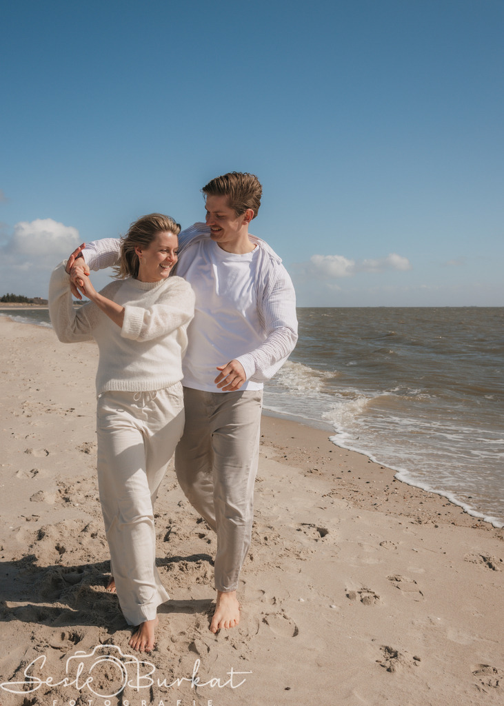 20260403-0G3A0220 | Authentische, natürliche und emotionale Fotoshootings auf der Nordseeinsel Föhr. Als Fotografin halte ich deine schönsten Momente in einzigartigen Neugeborenen-, Familien-, Paar- und Einzelshootings fest. Jetzt einen Termin vereinbaren!