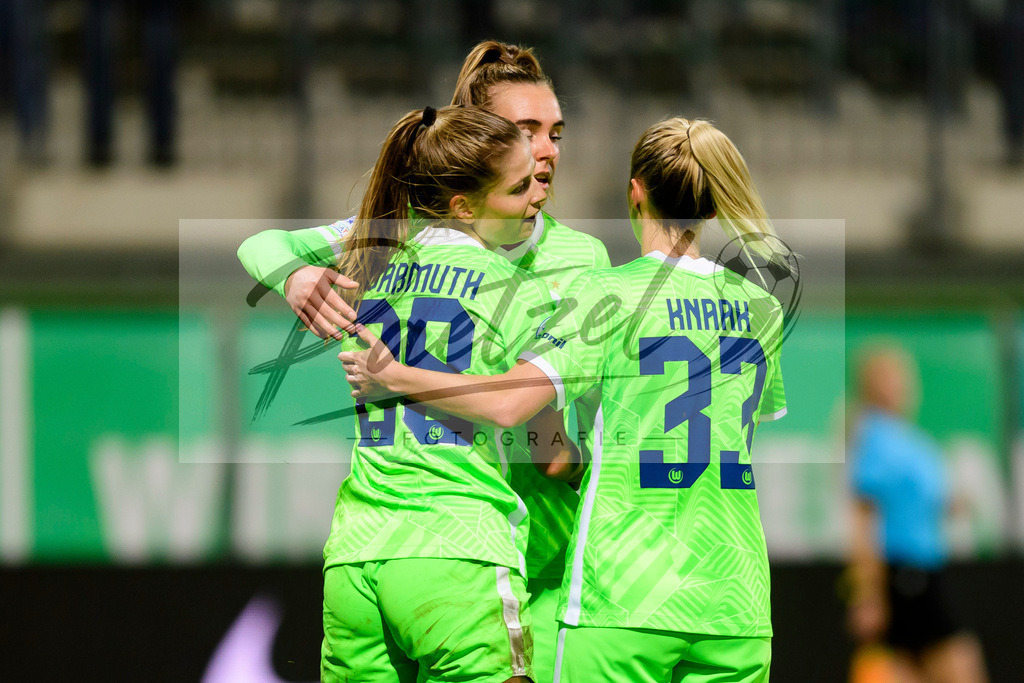WOBSER20211013_029 | Fussball, Frauen: Tabea Wassmuth (VfL Wolfsburg) Torjubel, jubelt mit ihrer Mannschaft nach dem Treffer zum 3:0 beim Spiel der UEFA Women´s Champions League zwischen VfL Wolfsburg und Servette FC im AOK-Stadion am 13.10.2021 in Wolfsburg, Deutschland. - Realisiert mit Pictrs.com