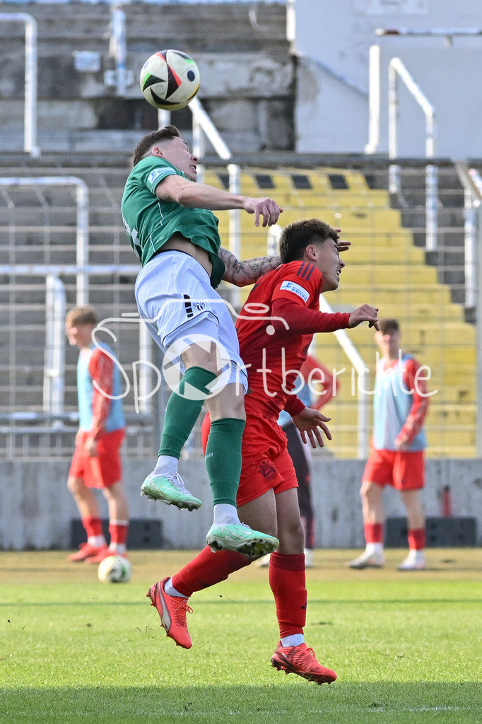 FC Bayern Amateure - 1. FC Schweinfurt 05 | im Duell Martin THOMANN (FC Schweinfurt 14) und Angelo BRUECKNER (FC Bayern München II #2) / Zweikampf / Regionalliga Bayern: FC Bayern Muenchen II - 1. FC Schweinfurt 1905, Gruenwalder Stadion am 22.02.2025