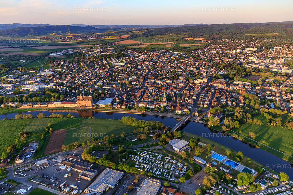 Luftbild: Stadtansicht an der Weser im Vordergrund Mobilcamping Holzminden in Holzminden im Bundesland Niedersachsen in Deutschland. Foto: IMG_107046.jpg vom 04.05.2018 durch Werner Riehm/FLY-FOTO.deMobilcamping Holzminden - Die Weser als Wohnzimmer