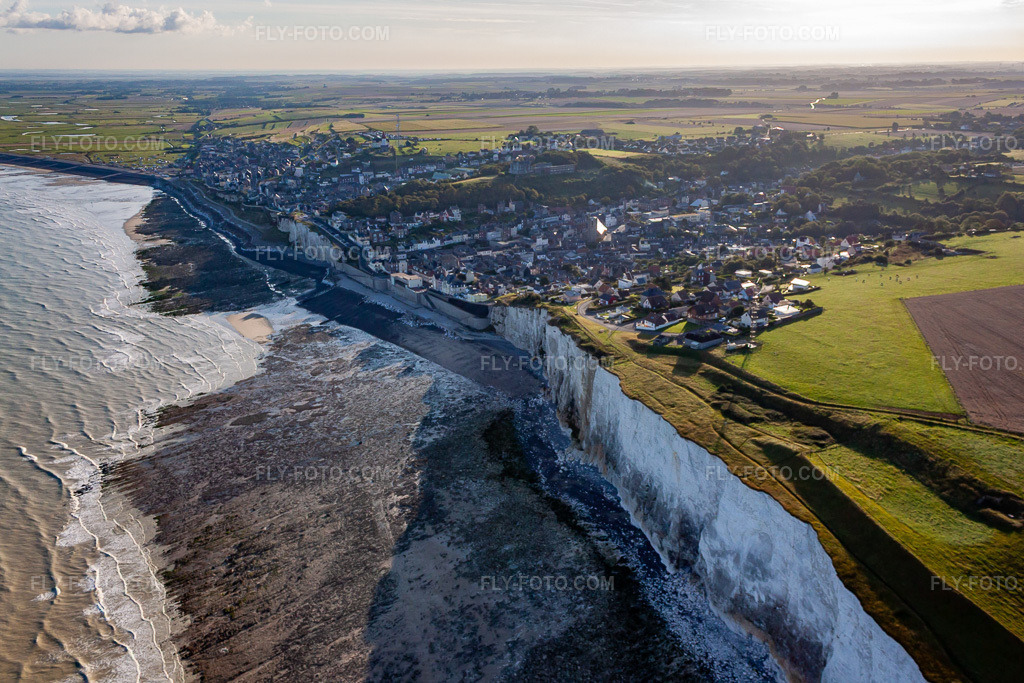 Aerial view: View of the town in Ault in the state Somme, France.Photo: IMG_70847.jpg taken on 08/24/2014 by Werner Riehm/FLY-FOTO.comResolution of the original: 4513 x 3009 px