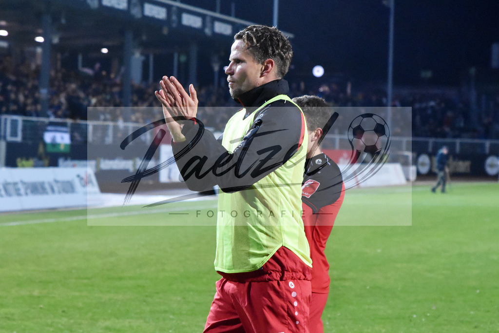 20200214_SCPFWK_0029 | Fussball, Herren: Sebastian Schuppan (FC Wuerzburger Kickers) gestikuliert waehrend des Spiels der 3. Liga zwischen SC Preussen Muenster und FC Wuerzburger Kickers im Preussenstadion am 14.02.2020 in Muenster, Deutschland.DFB / DFL REGULATIONS PROHIBIT ANY USE OF PHOTOGRAPHS AS IMAGE SEQUENCES AND/OR QUASI-VIDEO. - Realisiert mit Pictrs.com