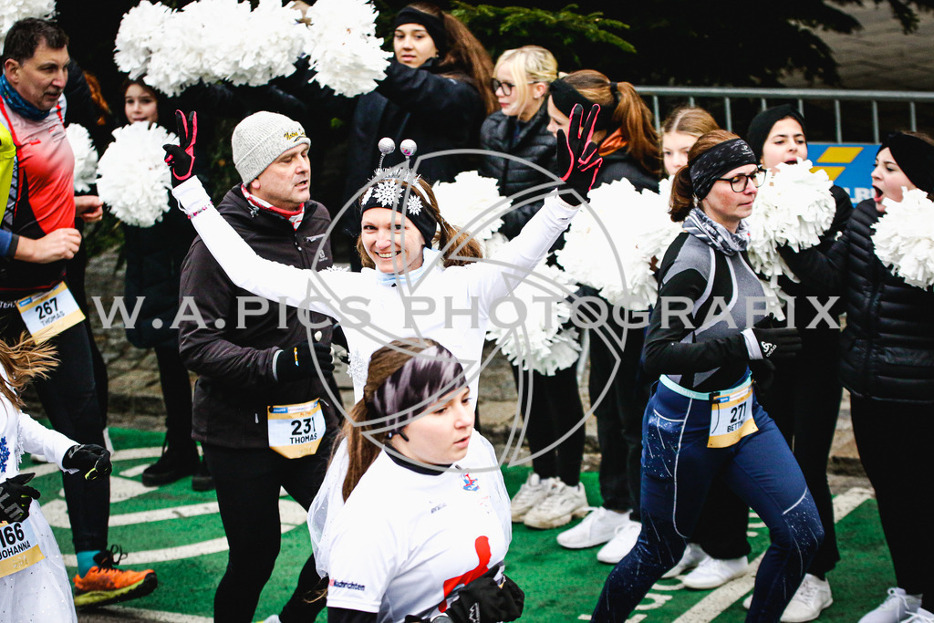 ..... | AUSTRIA, Wels, 31.12.24, SPARKASSE SILVESTERLAUF 2024, Image shows: Photo: Wapics / Andreas Willdoner