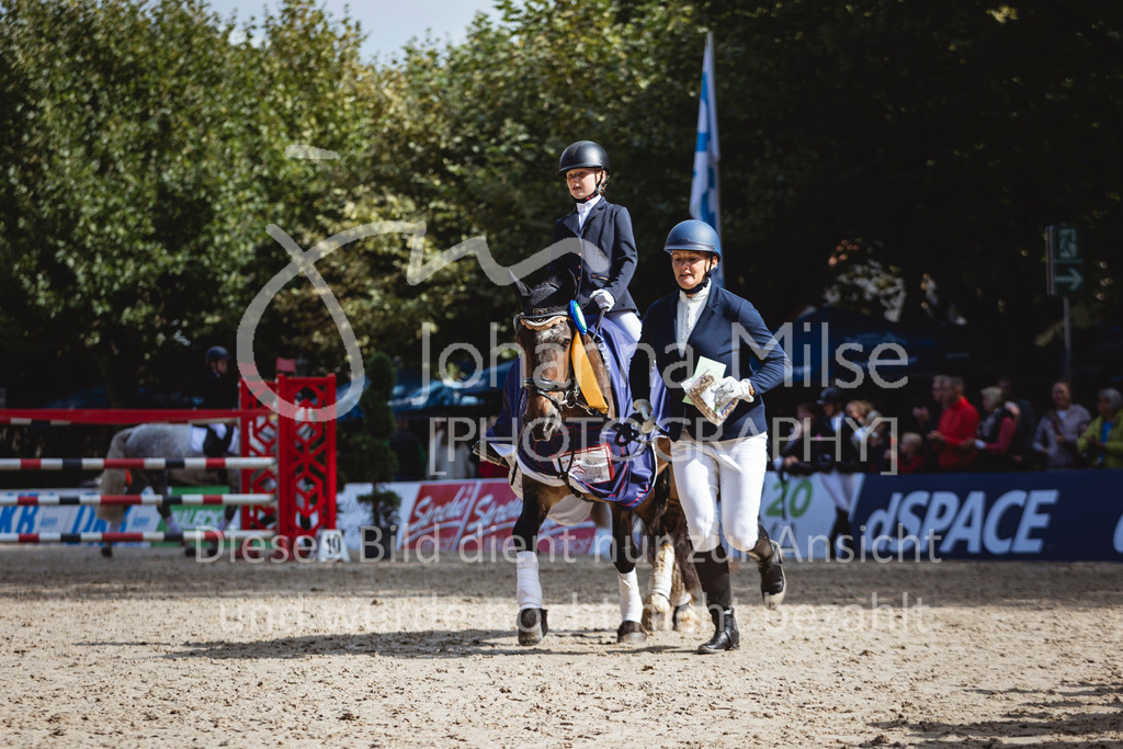 240915_OWLCh_FuehrzuegelWB-661 | Deine schönsten Turniermomente als professionelle Fotos! Entdecke hochwertige Pferdesport-Fotografie im Online-Shop. Jetzt Fotos finden & bestellen!