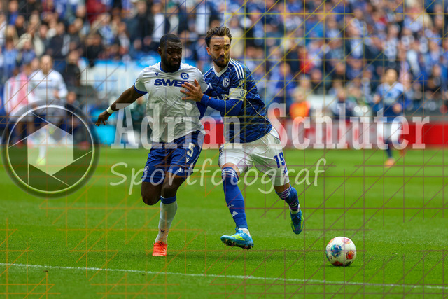 05.04.2026, GER, Fussball, Herren, 2. BL, Saison 2025/2026, FC Schalke 04 - Karlsruher SC | Stephan Kofi Ambrosius (KSC) und Kenan Karaman (S04) im Kampf um den Ball 